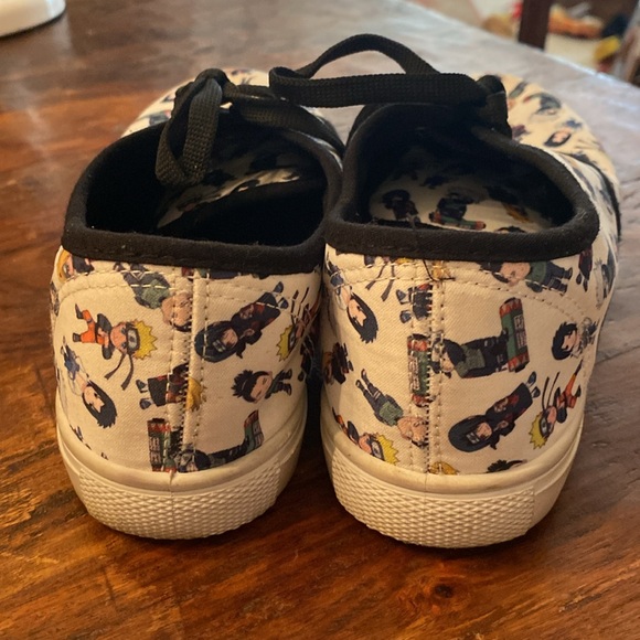 2007 Hot Topic Naruto Shippuden Low Top Sneakers white & black GUC size 7 - Picture 4 of 8